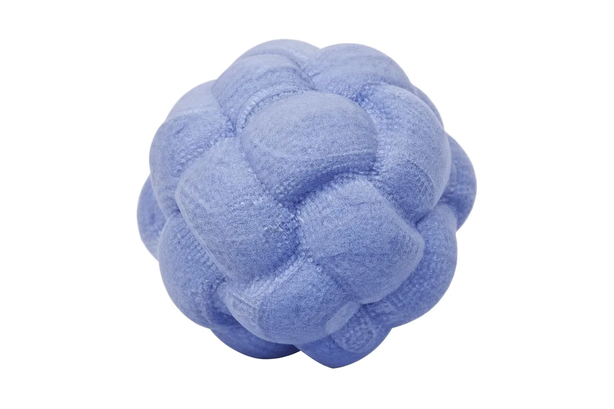 Gewebter Schaumstoffball classic chew aus Stoffsegmenten, blau auf weißem Grund