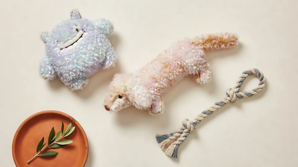 Monster Series Plüsch neben einem Tiertrio und einem Leinen-Nylon-Tau zur Sortimentsplanung
